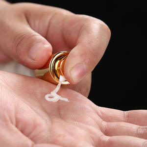 Flacon pulvérisateur de parfum en verre givré de 3,4 oz (100 ml) avec bouchon en aluminium doré et pompe de scellage - Product Image 3