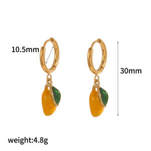 <span class=keywords><strong>Pendientes</strong></span> colgantes de <span class=keywords><strong>aro</strong></span> de tono dorado con forma de <span class=keywords><strong>mango</strong></span> recubierto de esmalte vibrante juguetón para vibraciones de verano - Product Image 1