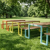 Table de pique-nique d'extérieur utilisée comme table d'art et table colorée pour la formation en maternelle et en école primaire, sûre et écologique