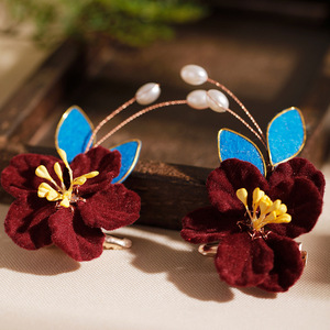 Pinzas para el cabello de terciopelo y flores de terciopelo hechas a mano en estilo chino tradicional, una alternativa perfecta a lo tradicional chino. - Product Image 1