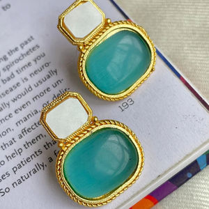 Monalisa Boucles d'oreilles géométriques en pierre dorée légères avec finition argentée pour femmes Produit ethnique en vrac Bijoux de mode - Product Image 1