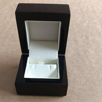 Boîte de rangement et de présentation élégante en bois carré pour bijoux, cadeau de demande en mariage, avec inserts en cuir PU et velours, conception de tiroir personnalisée pour bagues