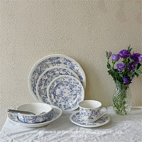 Service de vaisselle en porcelaine décoré de fleurs bleues vintage, assiettes et bols en céramique