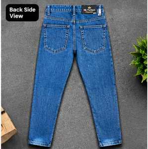 Jeans en denim doux pour hommes, bleu classique, finition délavée, avec poches arrière élégantes et coupe décontractée confortable - Product Image 3