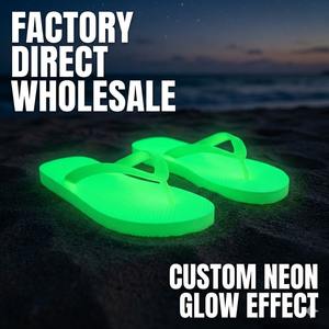 Vente en gros de tongs personnalisées qui brillent dans le noir, sandales de plage en PVC néon lumineuses, pantoufles promotionnelles pour soirées nocturnes, directement de l'usine - Product Image 1