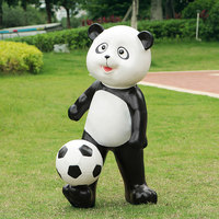 Ornements d'animaux en fibre de verre pour l'extérieur, sculpture de panda de football de dessin animé, décoration créative pour parc, jardin d'enfants et aménagement paysager