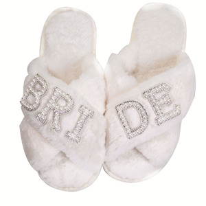 Pantofole da Sposa con Lettere di Perle e Fasce Incrociate, Scarpe Aperte e Morbide, Regalo Romantico per Damigelle - Product Image 4