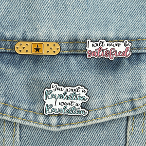 Broches de esmalte con logo de estrella de Band Aid, cita retro de teatro musical 'I Will Never Be Satisfied', insignia de solapa, venta al por mayor - Product Image 1