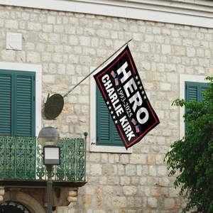 ธงฮีโร่ชาร์ลี เคิร์ก แพทริออต ขนาด 3x5 ฟุต ผลิตจากโพลีเอสเตอร์ เป็นมิตรกับสิ่งแวดล้อม พร้อมห่วงตาไก่ 2 จุด สำหรับตกแต่งภายใน/ภายนอก บ้าน สวน ถนน - Product Image 5