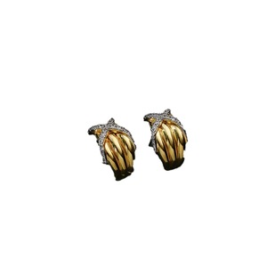 Pendientes tipo Huggie dorados con microincrustaciones de circonitas para uso diario - Product Image 3