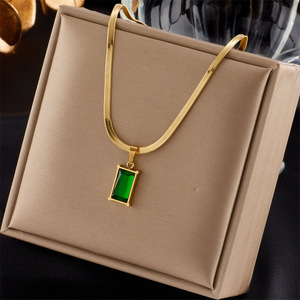 Conjunto de Joyería de Moda: Pendientes Huggie Geométricos de Acero Inoxidable Dorado con Esmeralda y Circonita Verde, y Collar de Cadena de Hueso de Serpiente Cuadrado - Product Image 2