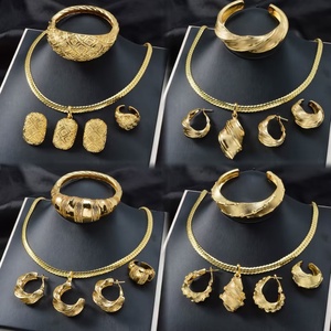 Ensemble de bijoux cubains hip-hop en cuivre plaqué or 14 carats, comprenant boucles d'oreilles, pendentif et collier - Product Image 2