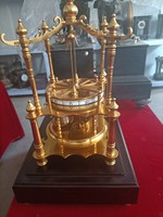 Grande horloge de table mécanique rétro en laiton massif doré 24 carats avec remontoir à torsion, motif boule volante amusante et base à tiroir