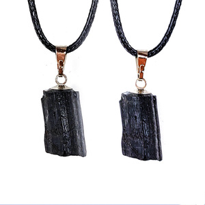 Colgante de turmalina negra natural en bruto, columna irregular, tipo collar. - Product Image 4