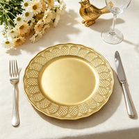 Assiettes de présentation de luxe dorées Wojia 13 pouces, bord festonné géométrique en relief, en plastique thermolaqué pour la mise en table de fête