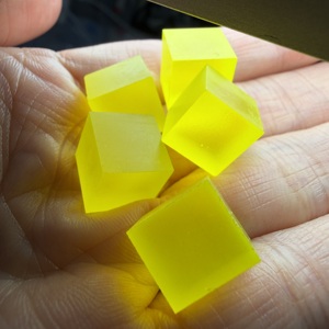 Ce:GAGG, Granate de Gadolinio, Aluminio y Galio, Lúmagarnet, Bloque en Bruto, Material de Gema Fluorescente Cultivado en Laboratorio - Product Image 3