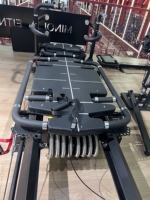 Machine de Pilates Reformer Elite Studio Professionnelle, Entraîneur de Force Haute Intensité, Grande Plateforme d'Entraînement pour Projet de Salle de Sport OEM/ODM