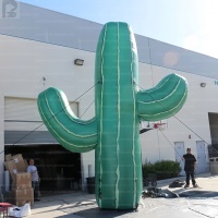 Modèle publicitaire gonflable géant en forme de cactus saguaro avec logo personnalisé, éclairé par LED, pour événements/foyers/affichages de rue occidentaux