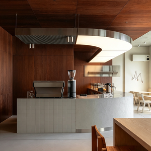 Hangar lumineux LED incurvé pour café haut de gamme aux tons chauds médiévaux - Product Image 2