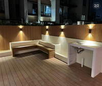Terrasse extérieure contemporaine, style minimaliste, idéale pour la décoration des balcons et des toits urbains