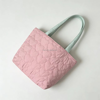 Sac fourre-tout personnalisé en tissu matelassé rose en forme de cœur, petit sac fourre-tout pour femmes avec logo imprimé personnalisé et sangle verte