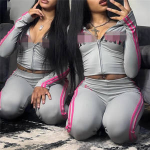 Set 2 Potong Pakaian Wanita Motif Huruf Fashion, Atasan Crop Top Patchwork Garis Zip dan Celana Flare - Product Image 3