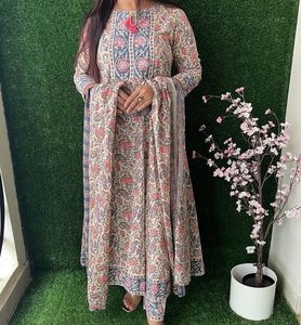 Ensemble kurta en coton imprimé de créateur Kurti avec ensemble Dupatta pour toutes les occasions vêtements de mariage fabricant et exportateur indiens - Product Image 3