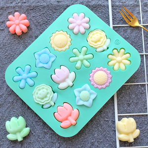 Mini molde de silicona para galletas y dulces con forma de 6 flores pequeñas, 12 cavidades, herramienta de cocina para repostería artesanal - Product Image 6