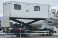 Le camion d'ambulift d'avions d'aéroport pour l'aîné, patients, désactive