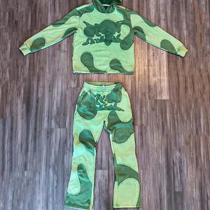 Conjunto de Sudadera con Capucha y Pantalones Jogger Acampanados para Hombre, de Peso Pesado, con Diseño de Retazos, Lavado Ácido, Apliques, Bordados y Estampado Puff - Product Image 6