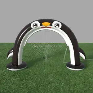 Lebih dari 7 Kaki Panjang Terlalu Besar Mainan Inflatable Arch Sprinkler Penguin untuk Anak-anak Spray Rainbow Sprinkler Outdoor Musim Panas Permainan Air
