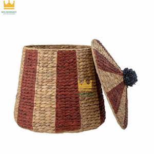 Cesta de mimbre natural con lindas rayas de jacinto de agua, hecha en Vietnam, que incentra a los niños a mantener sus habitaciones limpias. - Product Image 2