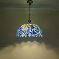 Lustre décoratif vintage en verre coloré, réglable en hauteur, avec LED au centre, design élégant pour salon, salle à manger, bar, restaurant
