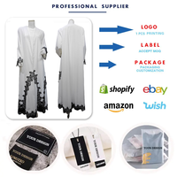 Abaya longue blanche modeste MQ286 avec appliques en dentelle noire, vêtement islamique, robe Abaya, robe Dubaï, robe musulmane pour femmes avec hijab