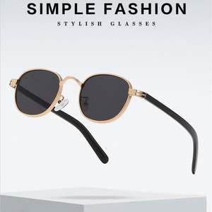 Lunettes de soleil rétro 2025 personnalisées avec logo, pour hommes et femmes, en alliage, style punk, protection UV400, monture métallique petite et carrée - Product Image 1