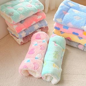 Kalınlaştırılmış Sıcak Kadife Yazlık Evcil Hayvan Yatağı Kulübesi Uyku Matı Kediler Köpekler için Seyahat Dostu Dikdörtgen Kalpler Bulutlar Desenli - Product Image 3