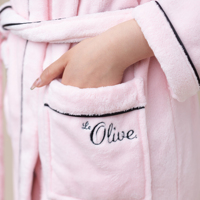 Venta caliente de fábrica 100% poliéster coral polar mujeres albornoz con capucha logotipo bordado personalizado batas de baño para el hogar