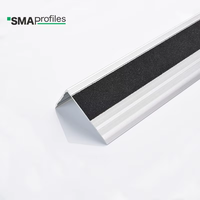 Profilé de nez de marche antidérapant en aluminium en forme de L avec insert en PVC rainuré pour escaliers en bois et en béton
