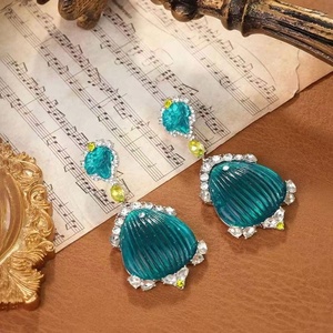 Boucles d'oreilles pendantes de style palais français en vert forêt de diamant de Silver Needle, design long exagéré avec une touche de luxe léger - Product Image 1