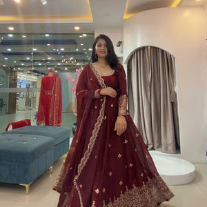 Robe Anarkali brodée marron, longueur ras du sol, tenue traditionnelle indienne et pakistanaise pour mariage, coupe ample, manches longues pour femme - Product Image 1