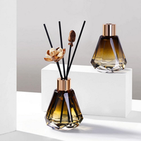 Bouteilles en verre délicates de diffuseur de roseau de décor de feuille d'or avec 20pcs bâtons de diffuseur de roseau et couvercles pour la salle de bain à la maison