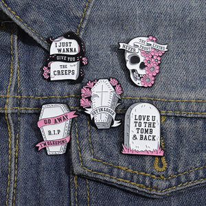 Sıcak satış cadılar bayramı komik kafatası başkanı pembe çiçek mezar taşı cadılar bayramı saç toplu mektup yumuşak emaye iğne - Product Image 2