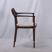 Chaises de salle à manger en similicuir, table et chaises de restaurant de luxe, mobilier de salle à manger d'intérieur, chaise de salle à manger avec accoudoirs en bois de frêne massif