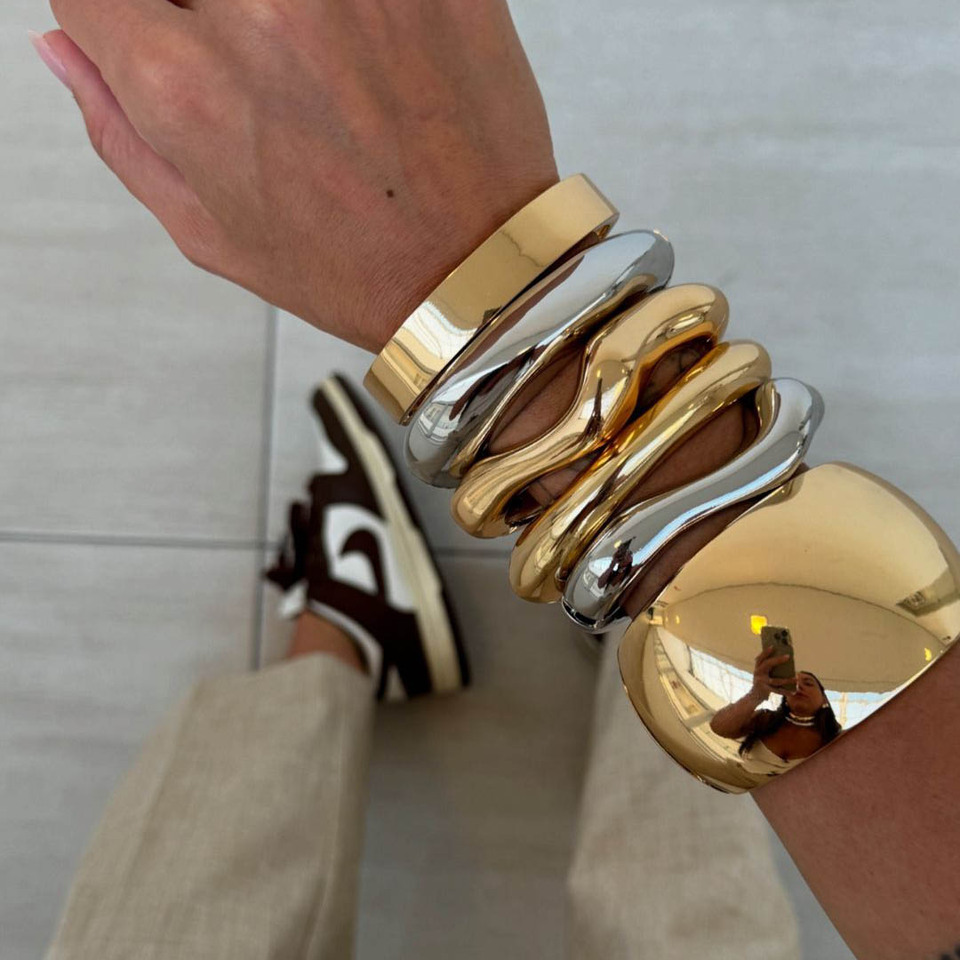 Exaggerated Hot Sales 18k Pvd Gold Plated Smooth Stylish Pattern Chunky Hollow Thick C Shape Bracelet & Bangle Jewelry For Woman