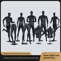 Mannequins de vitrine haut de gamme en fibre de verre pour femmes et hommes musclés, idéaux pour les magasins de vêtements et les présentoirs sportifs.