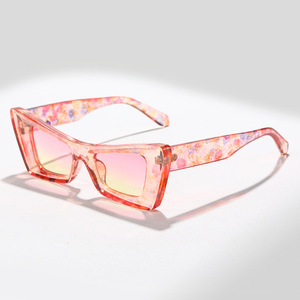 Lunettes de soleil œil de chat roses avec verres dégradés gris, monture PC, protection UV400 – Idéales pour les voyages, les fêtes et la conduite - Product Image 2