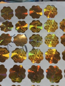 Etiqueta de Embalaje Cosmético con Estampado Dorado en Lámina de Aluminio de Forma Irregular Holográfica - Product Image 1
