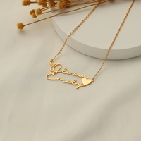 Collier minimaliste en forme de cœur plaqué or 18 carats personnalisé avec deux noms et noms de couple en argent sterling