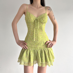 Robe Camisole Vert Frais Style Vacances à Petits Imprimés Floraux, Col en V, Froncée et Courte avec Nœud - Product Image 2