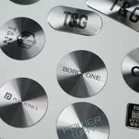Plaque décorative en alliage d'aluminium texturé sur mesure, finition brossée, sablée, anodisée, logo sérigraphié, haute brillance